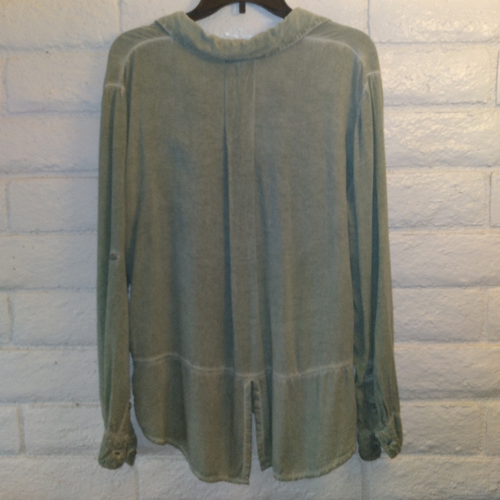 BeachLunchLounge Green Mineral Washed Button up Top Roll-tab sleeves - Picture 3 of 6